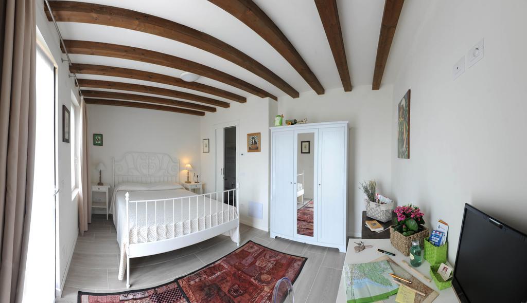 Monte Maino Bed & Breakfast เดเซนซาโนเดลการ์ดา ห้อง รูปภาพ